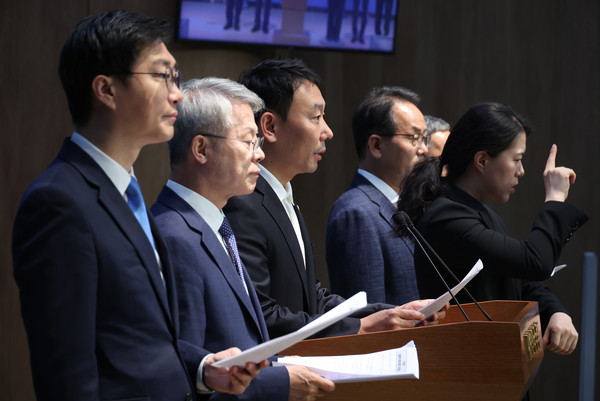 ▲ 검찰 개혁 관련 기자회견하는 민주 의원들. /뉴시스