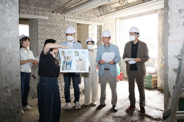 ▲ 복지건설위원들이 키즈카페 노리몽땅 을지로점 공사 현장을 방문하여 관계자의 설명을 듣고 있다.