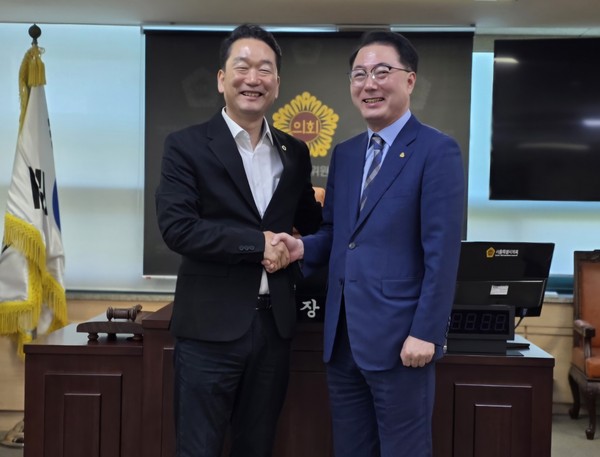 ▲ 김태수 주택공간위원회 위원장(왼쪽)과 박병남 대한주택관리사협회 서울시회장(오른쪽).