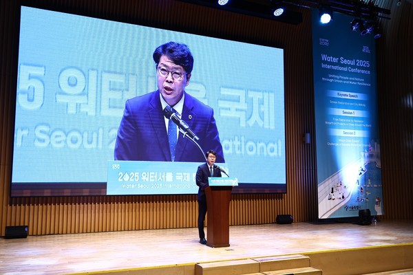 ▲ 강동길 위원장이 '2025 워터서울 국제컨퍼런스'에서 축사를 하고 있다.