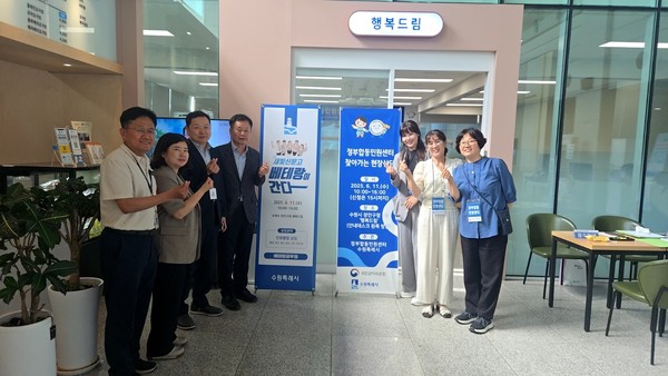 ▲ 수원시 베테랑팀장들과 국민권익위원회 소속 상담관들이 기념사진을 촬영하고 있다.