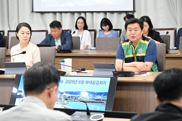 ▲ 임병택 시흥시장이 '열린 확대공감회의'를 주재하고 있다.