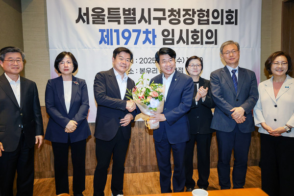 ▲ 이필형 동대문구청장이 신임 회장으로 선출된 서강석 송파구청장과 악수하고 있다.