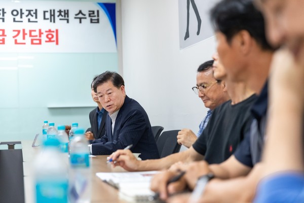 ▲ 박승원 광명시장이 광명초 통학로 관련 간담회에서 발언하고 있다.