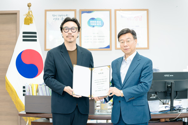 ▲ 신상진 성남문화재단 이사장(사진 오른쪽)이 이진준 2025 성남페스티벌 총감독(사진 왼쪽)에게 위촉장을 수여하고 있다.