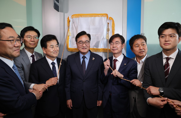 ▲ 우원식 국회의장과 의원들이 12일 오전 국회 소통관에서 열린 한미의원연맹 현판식에 참석해 기념촬영을 하고 있다. /뉴시스