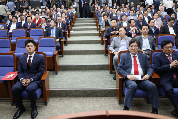 ▲ 김용태 국민의힘 비상대책위원장과 권성동 원내대표가 9일 서울 여의도 국회에서 열린 의원총회에 참석해 자리하고 있다. /뉴시스