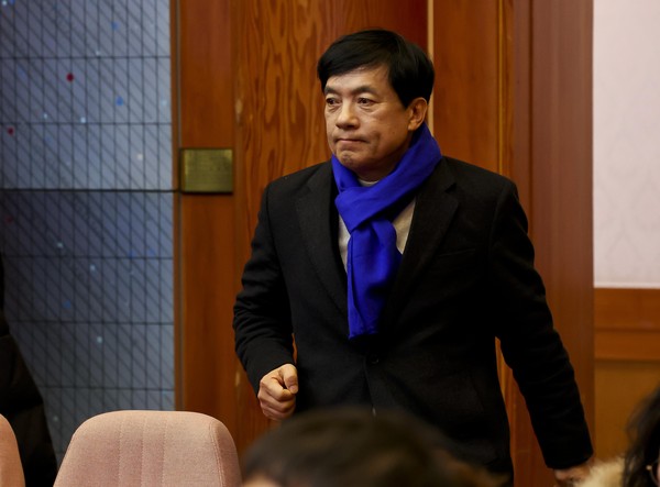▲ 이성윤 더불어민주당 의원이 2월 18일 서울 종로구 헌법재판소에서 열린 '윤석열 대통령 탄핵심판 9차 변론'을 참관하기 위해 입장하고 있다. /뉴시스