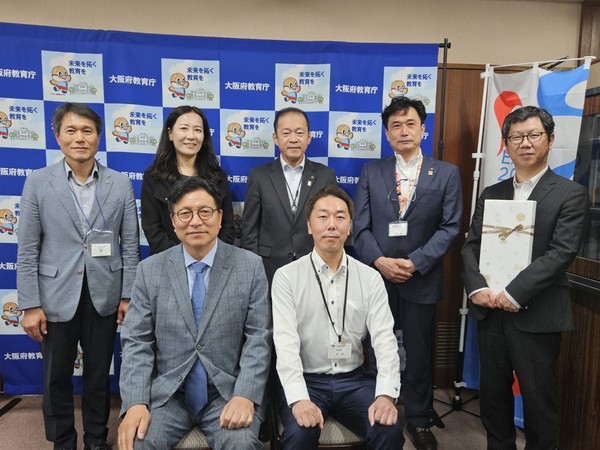 ▲ 도성훈 인천광역시교육감, 오사카부 교육장과 기념촬영 모습.