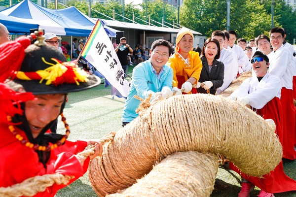 ▲ 이상일 용인특례시장이 '독바위 민속줄다리기 한마음 축제'에서 줄다리기 경기에서 용줄 선두에서 줄을 당기고 있다.