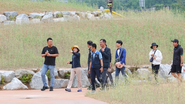 ▲ 안성시와 한국노총 안성지역지부 노사정 상생 위한 등반대회 개최 모습.