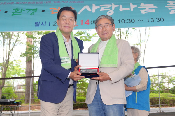 ▲ 이재준 수원특례시장(왼쪽)이 감사패를 받고, 맨발걷기운동본부 박동창 회장과 기념촬영을 하고 있다.