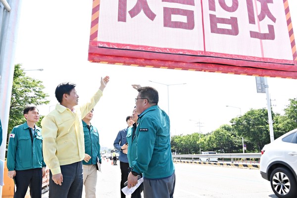 ▲ 조용익 부천시장이 고강지하차도 진입차단시설을 점검하고 있다.