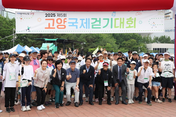 ▲ 2025 제5회 고양국제걷기대회에 이동환 고양특례시장이 참석해 시민들과 함께 걷고 있다.