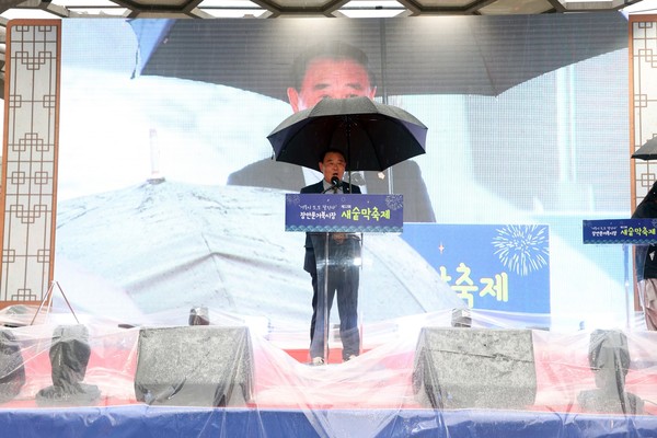 ▲ 이재식 의장이 '장안문거북시장 새숱막축제'에서 축사를 하고 있다.