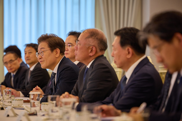 ▲ 이재명 대통령이 13일 서울 용산 대통령실에서 열린 6경제단체·기업인 간담회를 하고 있다. /뉴시스