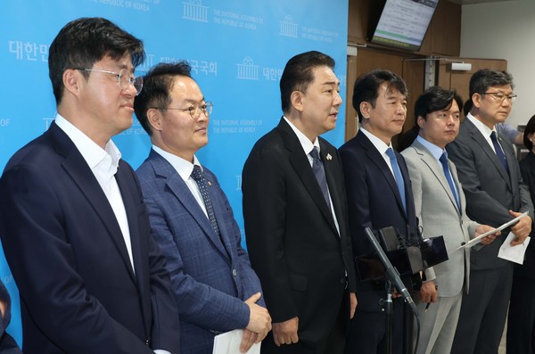 ▲ 답변하는 김병기 원내대표. /뉴시스