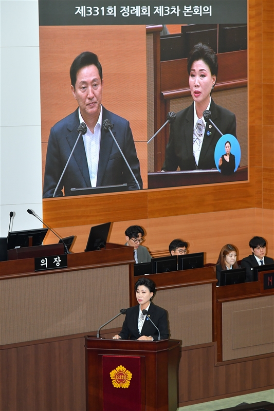 ▲ 최재란 의원이 제331회 서울시의회 정례회 제3차 본회의에서 시정질문을 하고 있다.
