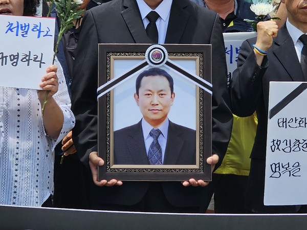 ▲ 지난 3일 충남 태안군 태안읍 한국서부발전 본사에서 열린 태안화력 김충현(50) 비정규직 노동자 사망사고 대책위원회 기자회견에서 유족이 김씨의 영정사진을 들고 있다. /뉴시스