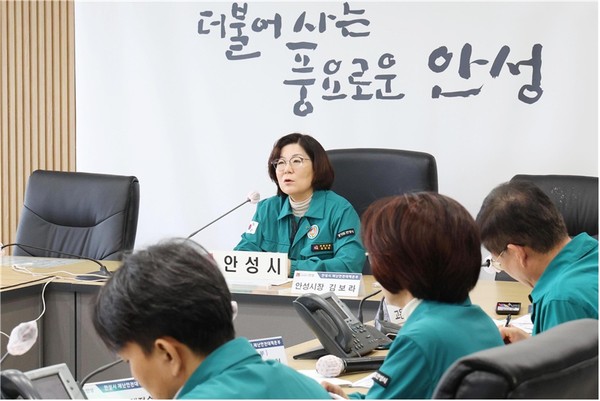 ▲ 김보라 안성시장이 폭염특보 대비 민관합동 T/F 회의를 주재하고 있다.