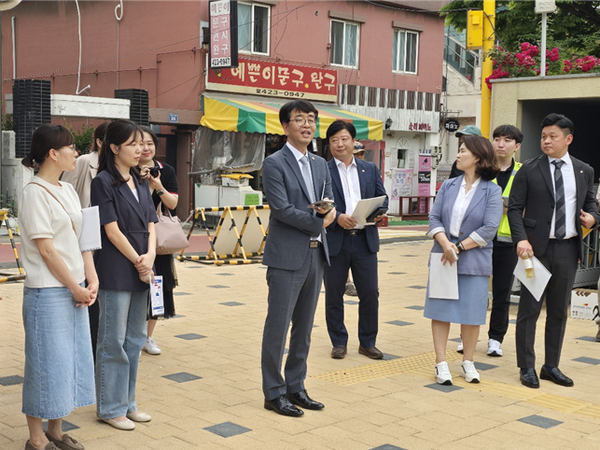 ▲ 이오상 의원 남동구 내 초등학교 통학료 현장 점검 실시 모습.