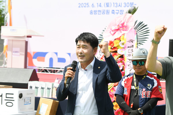 ▲ 배정수 의장이 동탄7동 체육대회에 참석해 축사를 하고 있다.
