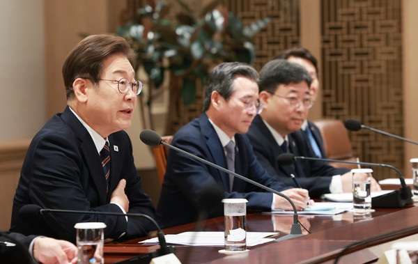 ▲ 이재명 대통령이 서울 용산구 대통령실 청사에서 열린 2차 비상경제점검 태스크포스(TF)회의를 주재하고 있다. /뉴시스