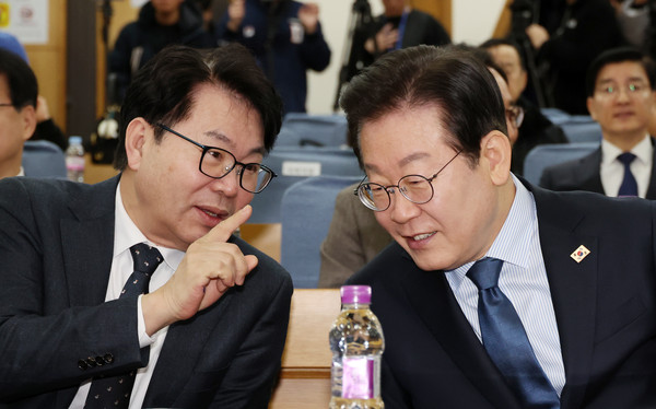 ▲ 대화 나누는 이재명 대표와 이한주 민주연구원장. /뉴시스