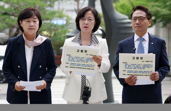 ▲ 추미애(가운데) 더불어민주당 내란진상조사단 단장과 박선원(오른쪽) 간사, 서영교 의원이 16일 오전 서울 서초구 대검찰청 민원실에 김용현 전 국방부 장관과 여인형 전 국군방첩사령관, 이진우 전 육군 수도방위사령관, 노상원 전 국군정보사령관, 문상호 전 국군정보사령관 등을 내란예비음모 등 중대 범죄 혐의에 대한 고발장 제출 전 고발 취지를 밝히고 있다. /뉴시스