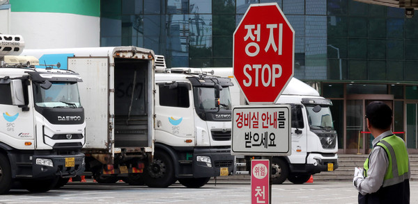 ▲ 지난 2일 오후 경기 시흥시 SPC삼립 시화공장에서 물류차량이 세워져 있는 모습. /뉴시스