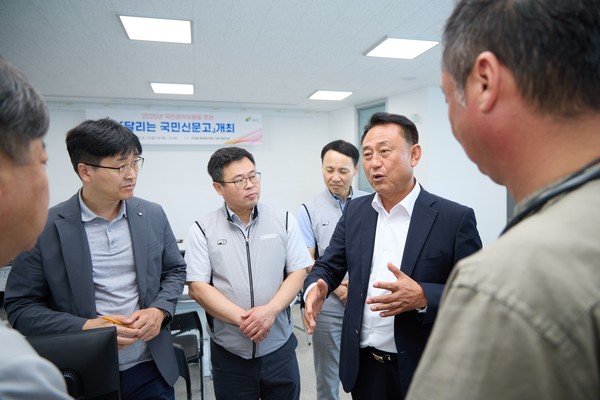 ▲ 이충우 여주시장이 시민들의 고충을 듣고 있다.