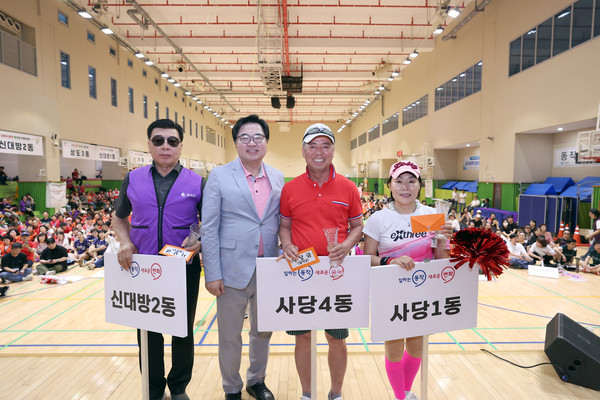 ▲ 지난해 동작 동대항 체육대회에서 단체상 수상 동과 기념사진을 촬영하고 있는 박일하 동작구청장(좌측에서 2번째)