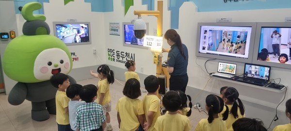 ▲ 동두천시 CCTV 통합관제센터 관내 어린이집 아동 대상 비상벨 체험활동 및 안전교육 프로그램 운영 모습.