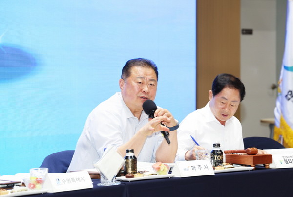 ▲ 경기도시장·군수협의회 민선8기 제8차 정기회의서 발언하고 있는 김경일 파주시장.