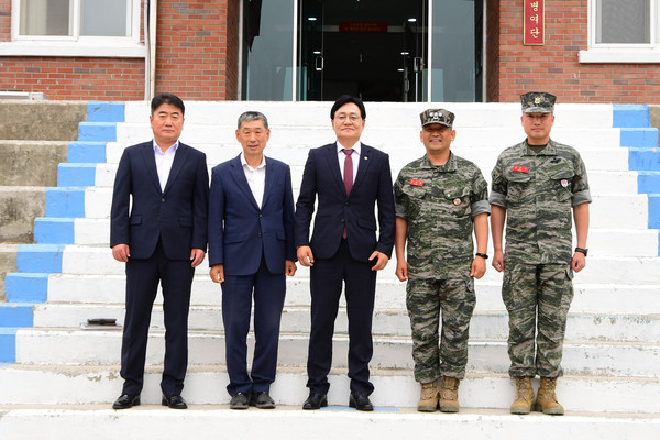 ▲ 박용철 강화군수, 농촌일손돕기 나선 해병대 5여단에 진심으로 감사 전한 후 기념촬영 모습.
