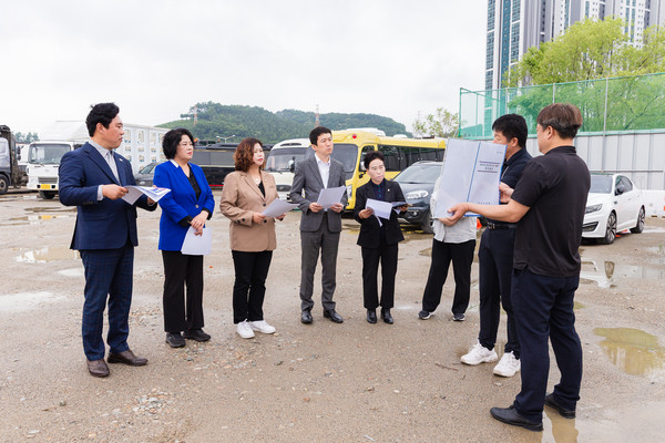 ▲ 안산시의회 도시환경위원회 위원들이 초지동 대형자동차 임시주차장을 방문해 운영 현황을 점검했다.