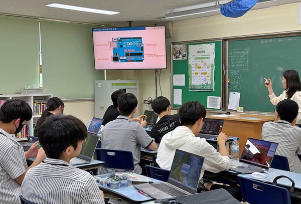 ▲ 웹젠 코딩 교육 진행 사진.