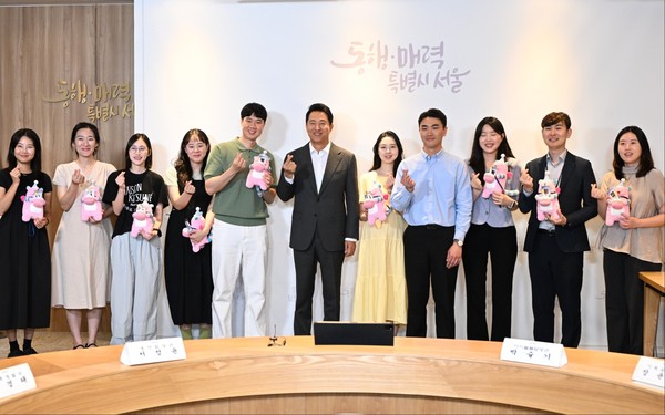 ▲ 오세훈 서울시장이 17일 집무실에서 임신 공무원과 임신한 배우자가 있는 공무원들에게 해치인형과 태명·초음파사진으로 특별제작한 '아기 공무원증'을 선물하고 기념사진을 찍고 있다.