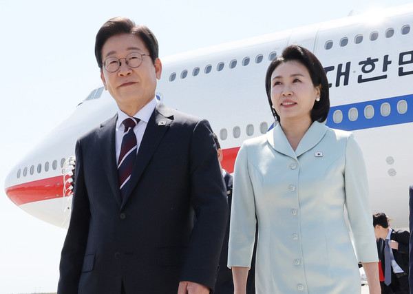 ▲ 주요 7개국(G7) 정상회의에 참석하는 이재명 대통령이 캐나다 앨버타주 캘거리국제공항에 도착해 김혜경 여사와 공군 1호기에서 내려 이동하고 있다. /뉴시스