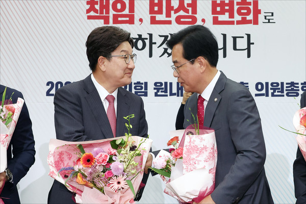 ▲ 송언석 국민의힘 신임 원내대표가 16일 서울 여의도 국회에서 열린 2025 국민의힘 원내대표 선출 의원총회에서 권성동 전 원내대표와 인사를 나누고 있다. /뉴시스