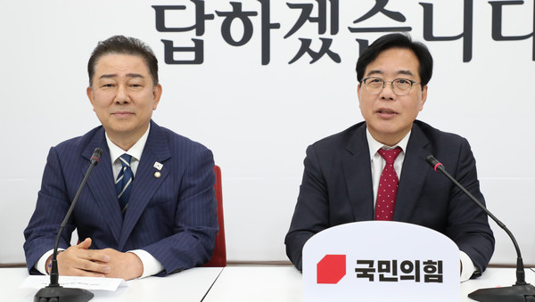 ▲ 송언석(오른쪽) 국민의힘 원내대표가 17일 오후 서울 여의도 국회에서 예방온 김병기 더불어민주당 대표 직무대행 겸 원내대표와 함께 발언하고 있다. /뉴시스