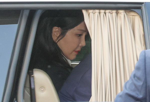 ▲ 윤석열 전 대통령의 부인인 김건희가 11일 오후 서울 용산구 한남동 대통령 관저를 떠나고 있다. /뉴시스