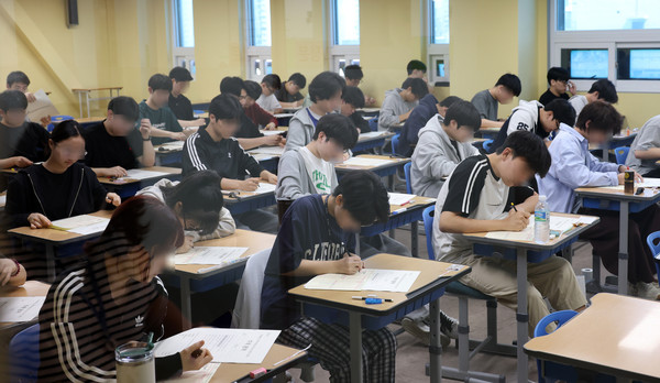 ▲ 재수생들이 2026학년도 대학수학능력시험 6월 평가원 모의고사 시행일인 4일 오전 서울 양천구 종로학원 고사실에서 시험을 치르고 있다. /뉴시스