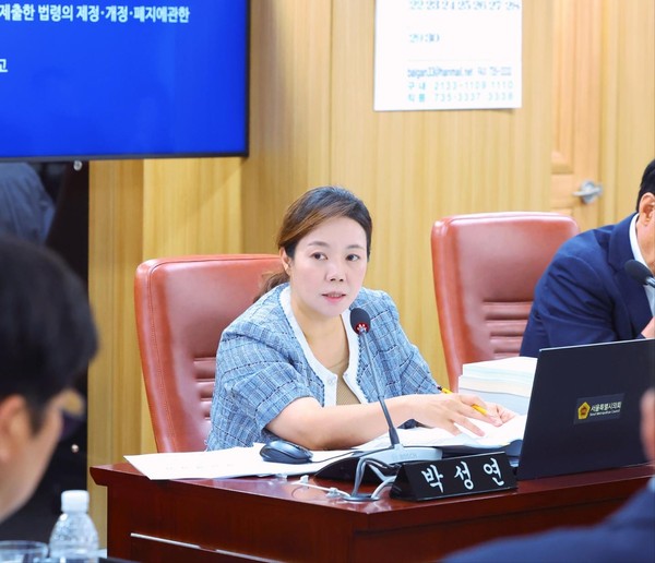 ▲ 박성연 의원이 제331회 정례회 도시안전건설위원회 재난안전실 업무보고에서 질의를 하고 있다.