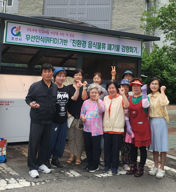 ▲ 음식물류 폐기물 대형감량기 설치 최종 선정된 죽미마을 8단지 아파트 관계자들 모습.