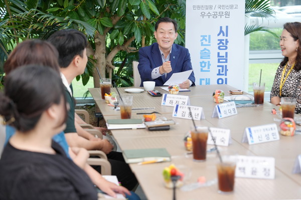 ▲ 이재준 수원특례시장이 공무원들과 이야기를 나누고 있다.