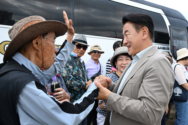 ▲ 김동근 시장이 노인일자리 참여 노인들에게 인사말을 하고 있다.