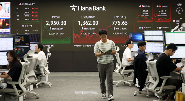 ▲ 코스피가 전 거래일(2946.66)보다 3.64포인트(0.12%) 오른 2950.30에 마감한 17일 오후 서울 중구 하나은행 딜링룸 전광판에 지수가 표시되고 있다. /뉴시스