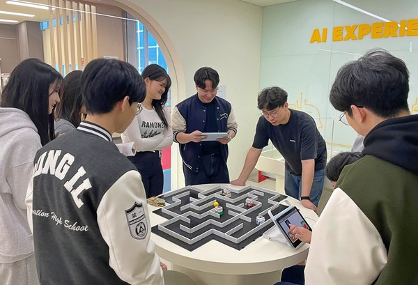 ▲ 4차산업 진로체험관 코딩로봇체험 모습.