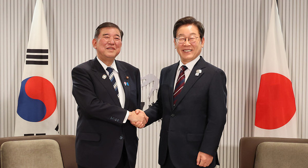 ▲ 이재명 대통령이 17일 캐나다 앨버타주 캐내내스키스 주요 7개국(G7) 정상회의장에서 이시바 시게루 일본 총리와 한일 정상회담에 앞서 악수하고 있다. /뉴시스